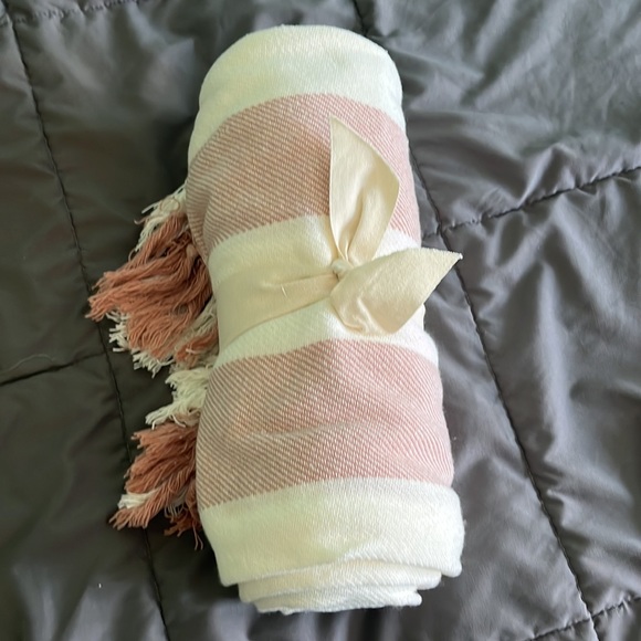 Pink & white throw blanket with tassels. - Picture 2 of 2